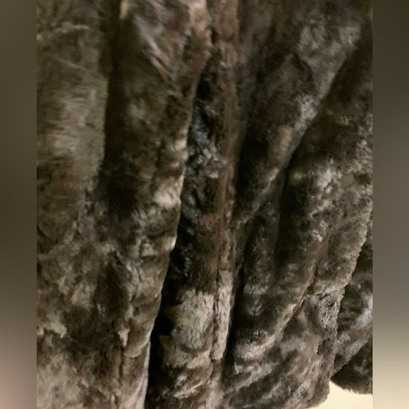 Coldwater Creek ladies brown faux fur winter jacket with pockets & collar. - Picture 3 of 7